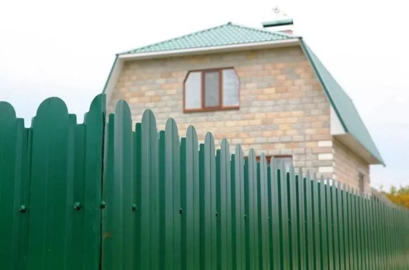 Штакетник Grand Line П-образный А фигурный 0,4 PE Double RAL 6005 Зеленый мох купить в екатеринбурге