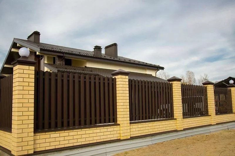 Штакетник Grand Line П-образный А фигурный 0,4 PE RAL 8017 Шоколад купить в екатеринбурге